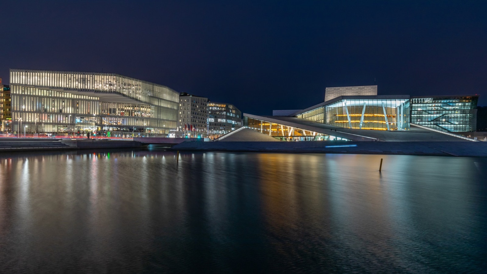 Nærområdet - I Bjørvika har du også et bredt utvalg av kulturtilbud, her ser vi Deichmanske bibliotek, Operaen og Munchmuseet. Galleribilde
