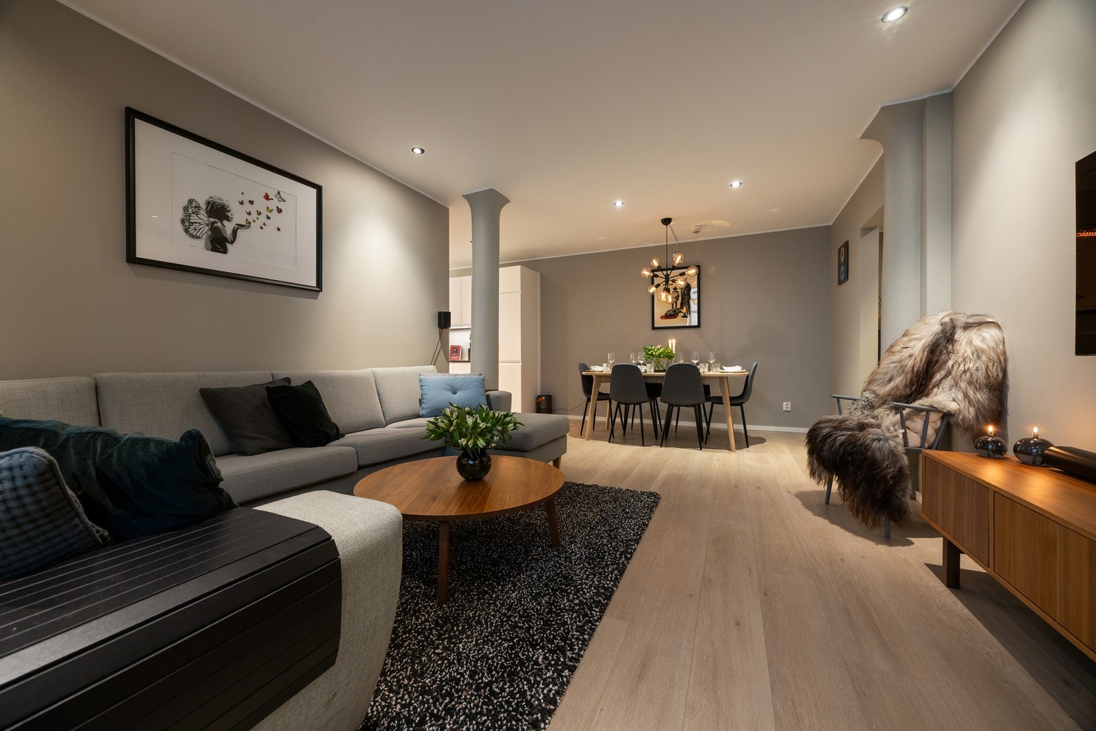 Den åpne løsningen mellom stue og kjøkken legger godt til rette for hyggelige, sosiale sammenkomster. Galleribilde