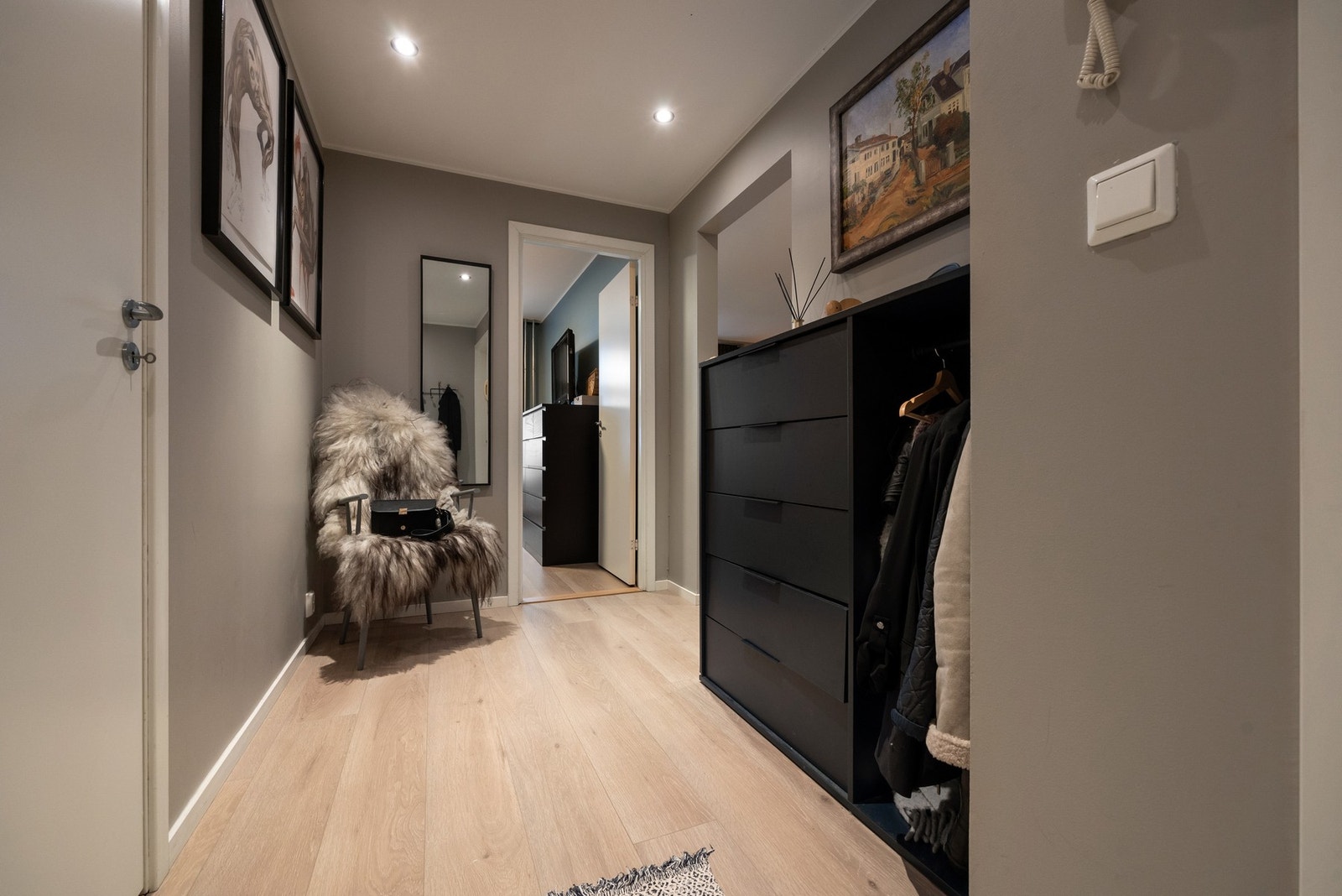 Lys og innbydende entré gir et godt førsteinntrykk. Galleribilde