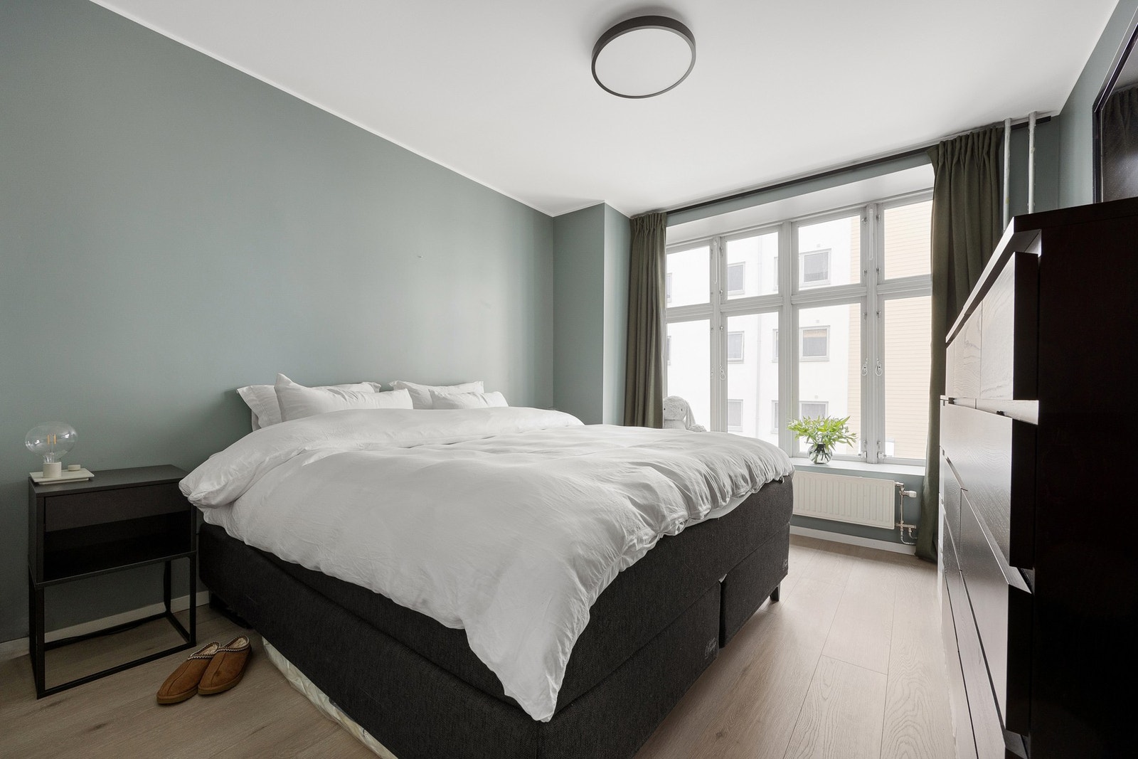 Hovedsoverommet er av god størrelse. Sengen som står her i dag er 180 cm bred. Galleribilde