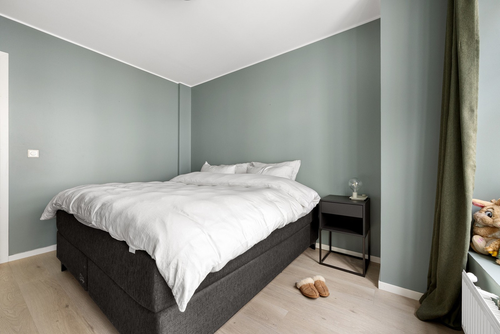 Begge soverommene vender mot Margit Hansens gate, som er en bilfri gate. Galleribilde