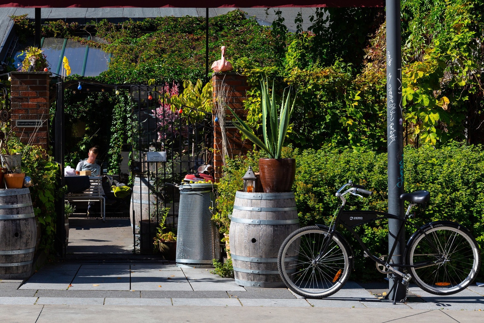 Nærområdet - Teaterplassen ligger like utenfor døren. Her har du bredt servicetilbud av restauranter og barer. Her ser vi populære Oslo Mekaniske avbildet. Galleribilde
