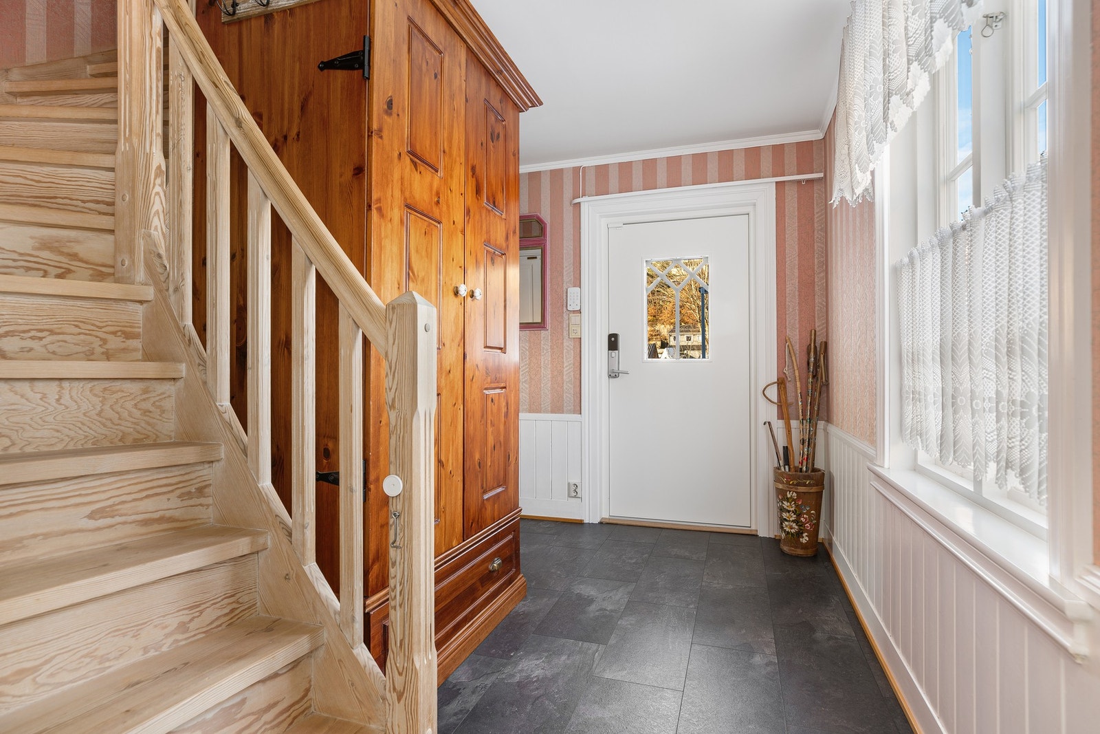 Det er godt med lagringskapasitet i garderoben. Galleribilde