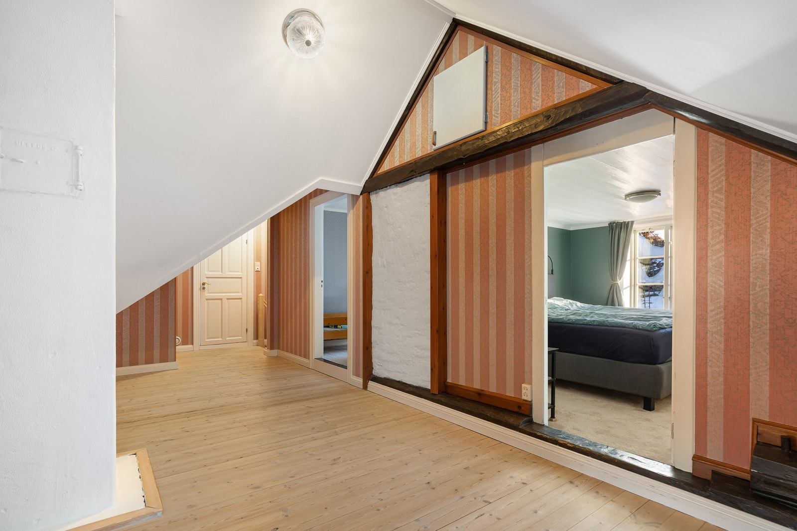 I denne etasjen finner man 2 gode soverom, baderom og gjesterom/kontor. Galleribilde
