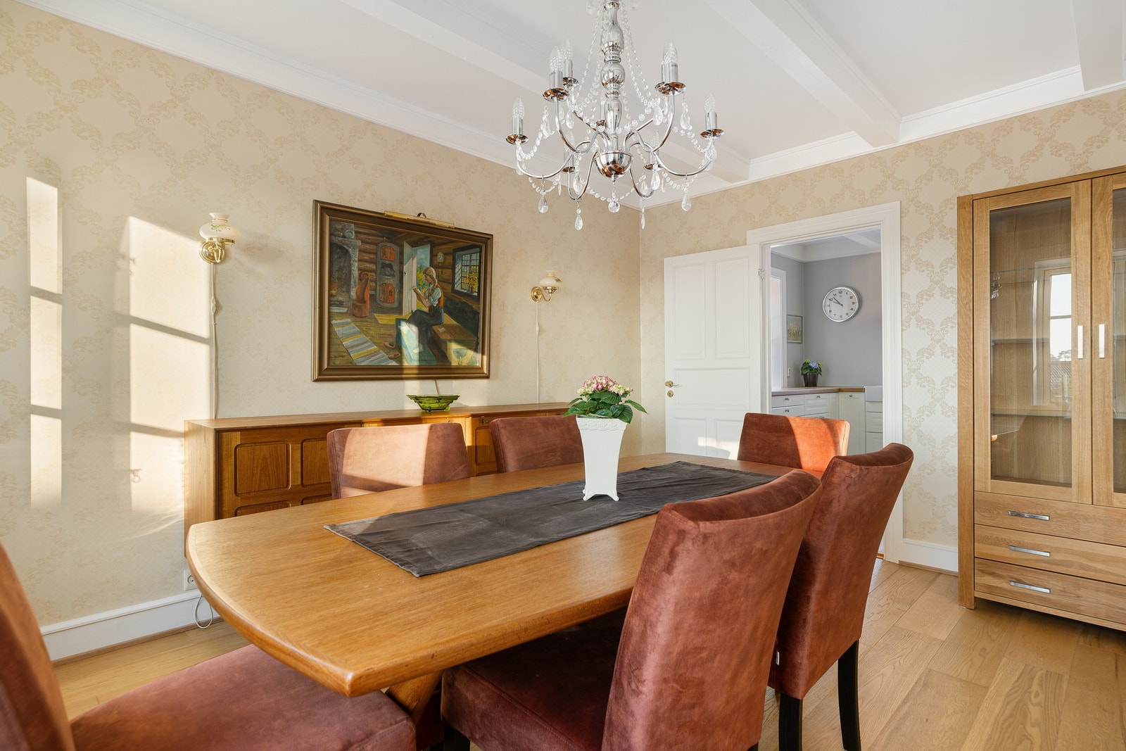 Lysekronen på bildet medfølger i salget. Galleribilde