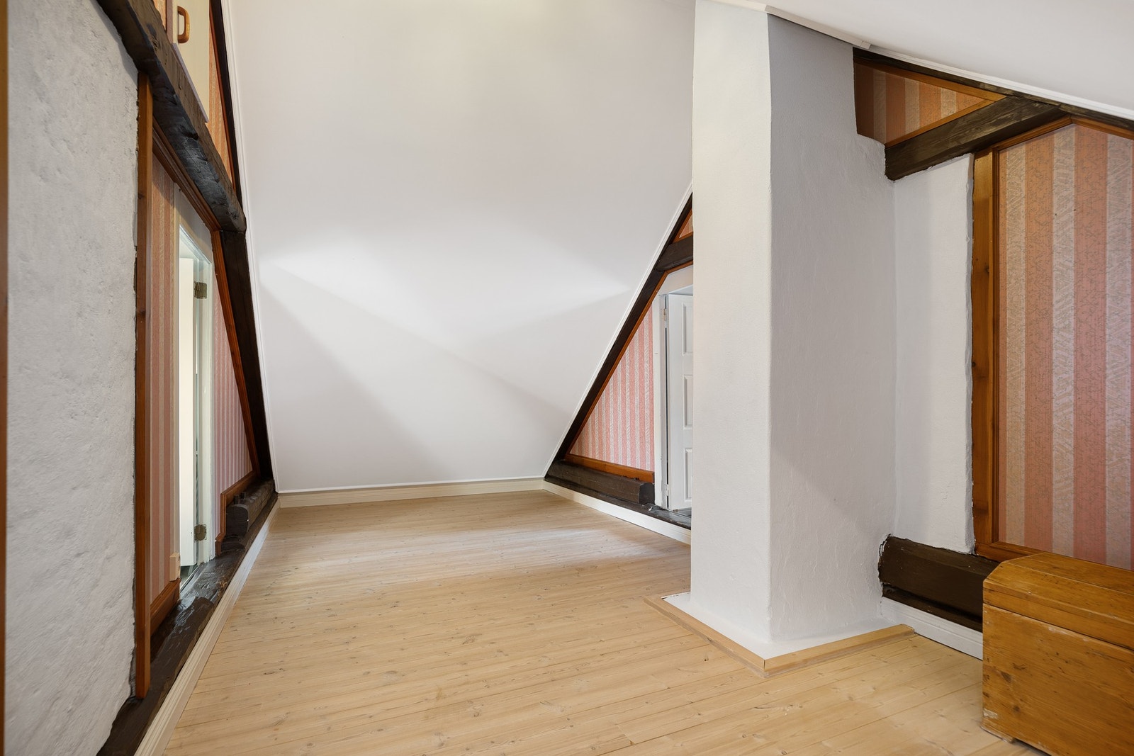 Du kommer opp i gangen/loftstuen som har en imponerende takhøyde. Galleribilde