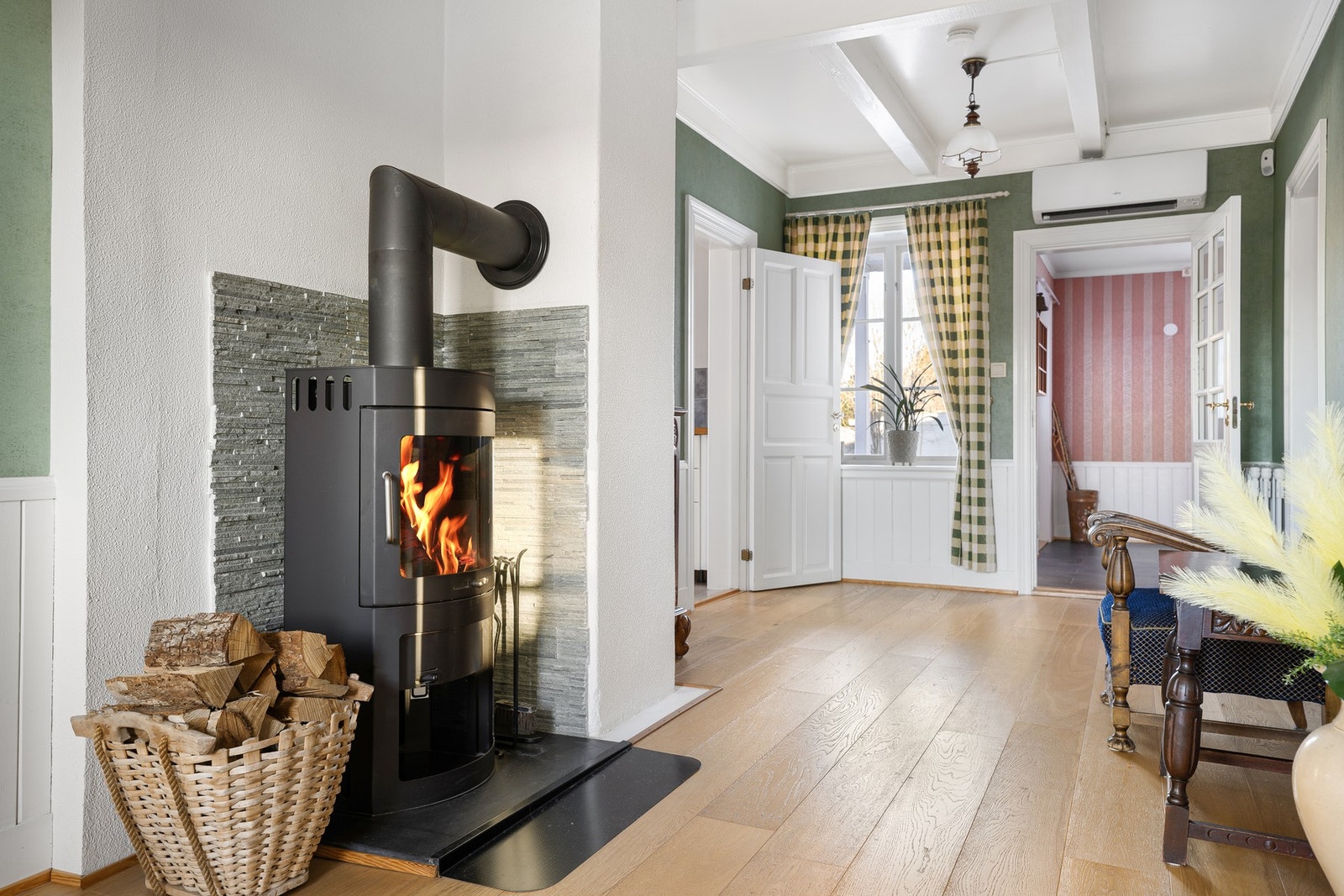 Også her finner man en fin peisovn. Legg også merke til varmepumpen. Galleribilde