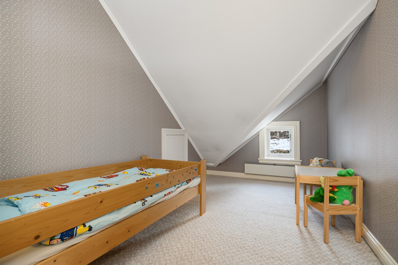 Dette rommet er godkjent på tegninger som gjesterom men vinduet er tilfredsstiller ikke dagens krav til rømningsvei. Galleribilde