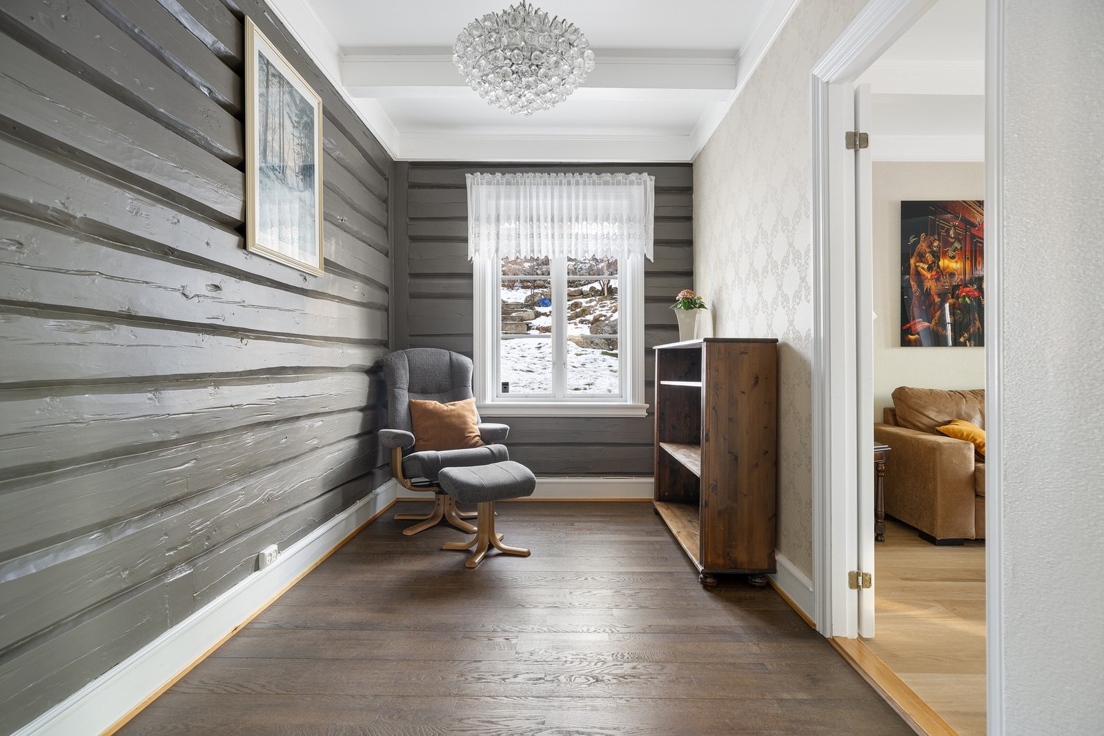 I tilknytning til stuen og forstuen ligger soverom 1. Soverommet har tidligere hvert brukt som både bibliotek og hobbyrom. Galleribilde