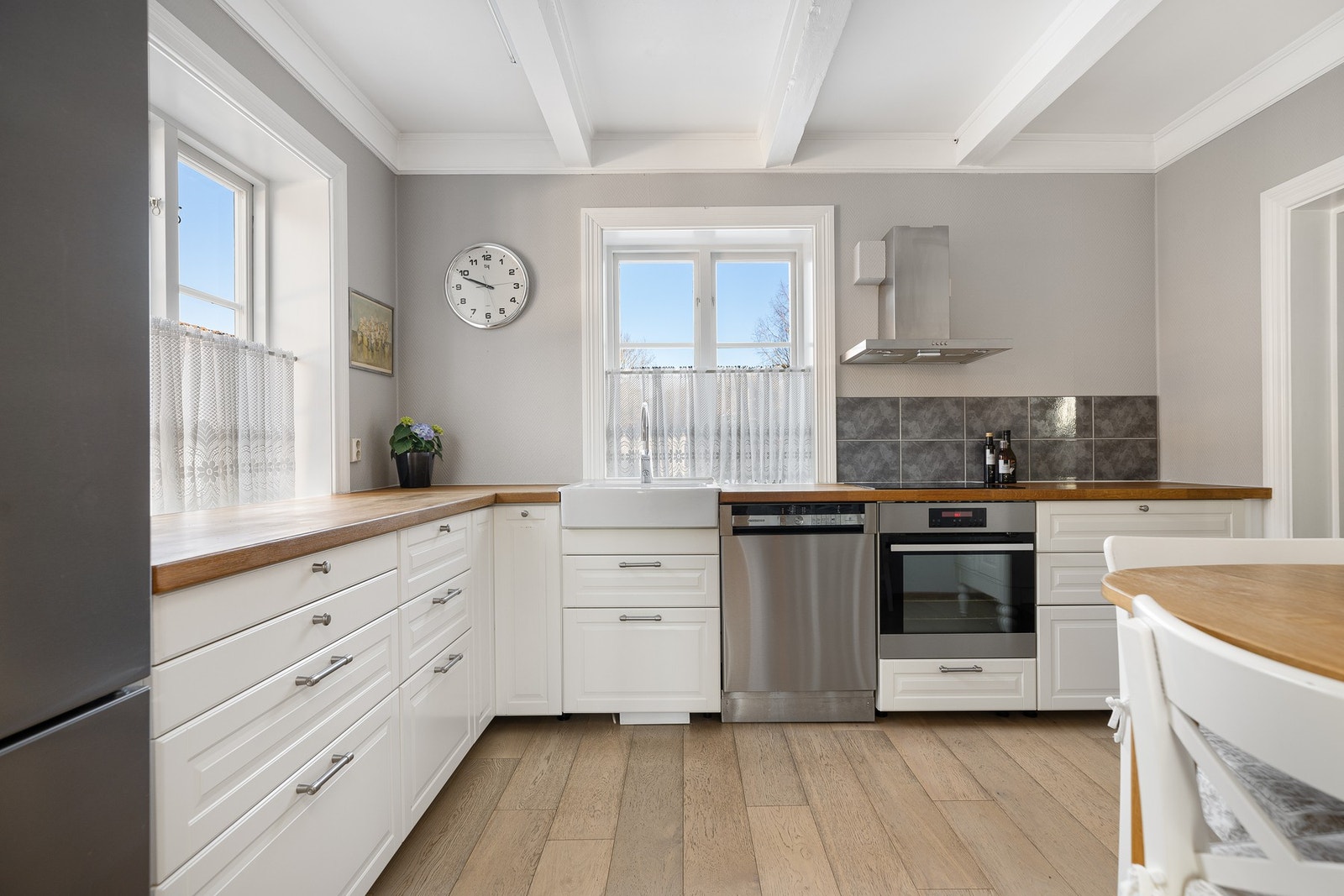 Kjøkkenet er godt utstyrt og alle hvitevarene på kjøkkenet medfølger i salget. Galleribilde