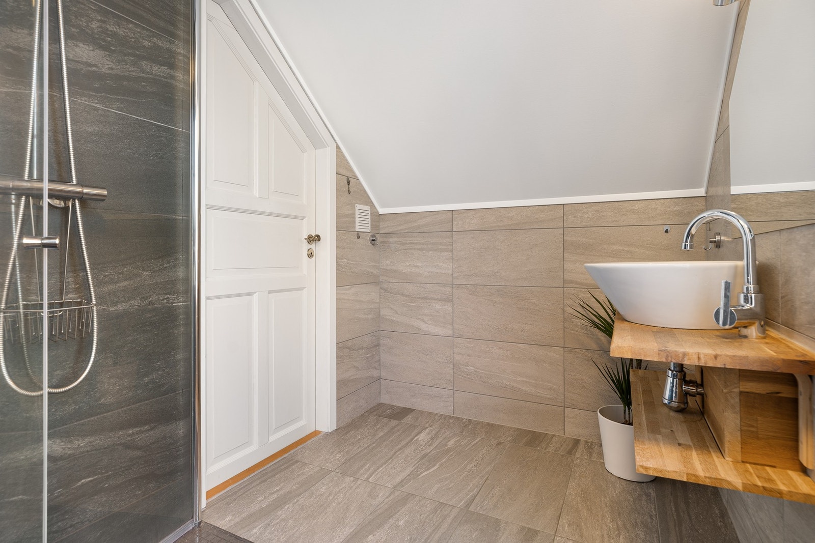 Flisene er tidsriktige og det er varmekabler i gulvet. Galleribilde