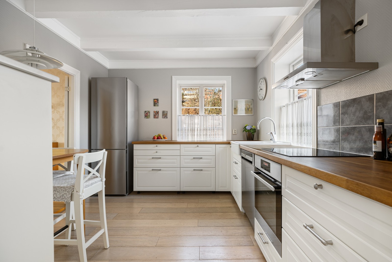 På kjøkkenet er det også plass til en frokostgruppe. Galleribilde