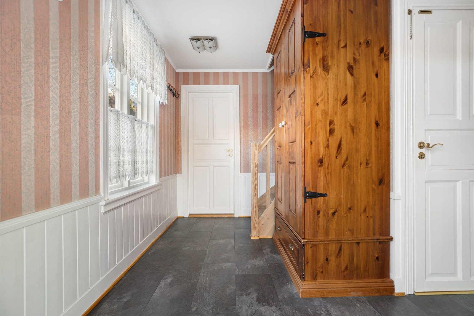 Hyggelig entrè med flislagt gulv med varmekabler. Galleribilde