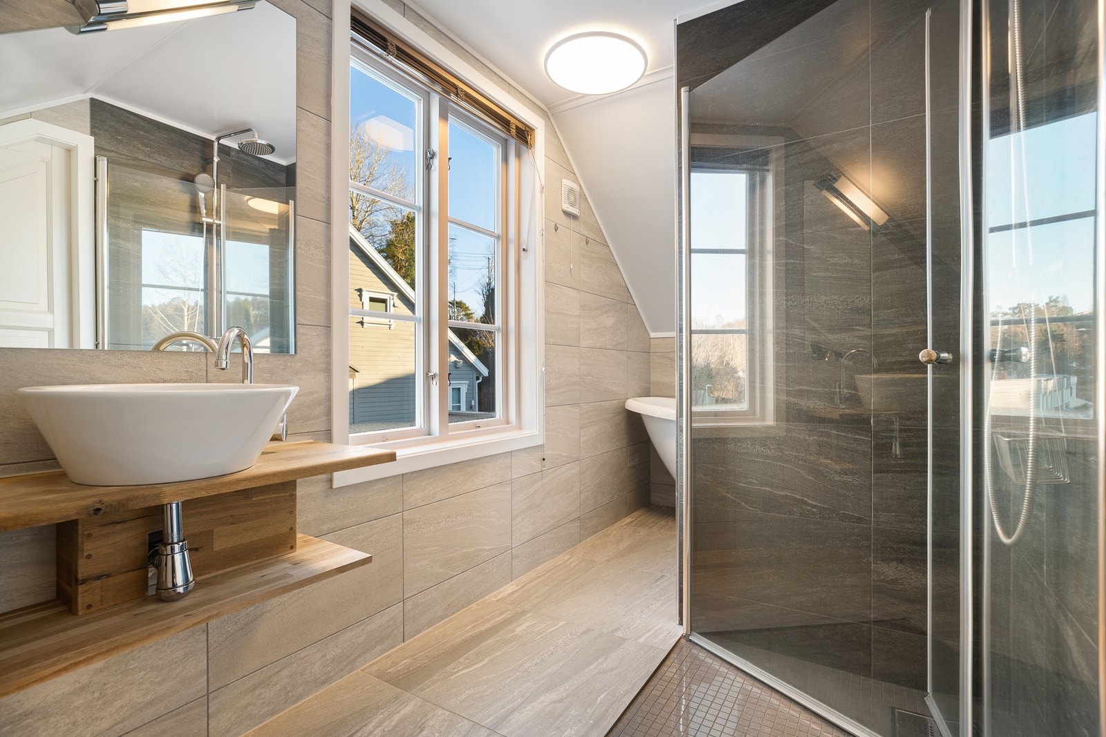 Delikat baderom som ble pusset opp i 2017 med dusj-hjørne, badekar, toalett og servant. Galleribilde