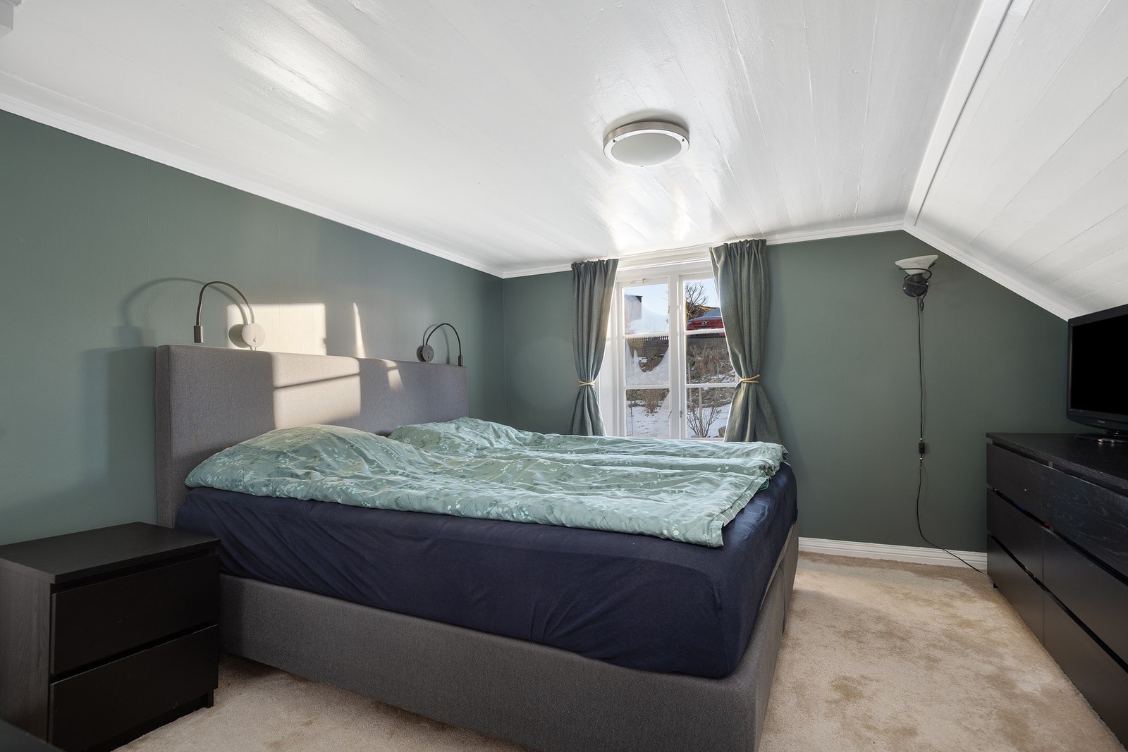 Lekkert hovedsoverom som har god plass til dobbeltseng, nattbord og lagring. Galleribilde