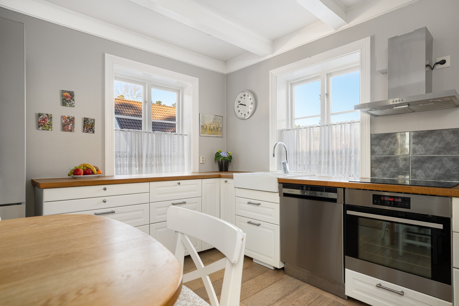 Lyst og pent kjøkken med god skap- og benkeplass. Galleribilde