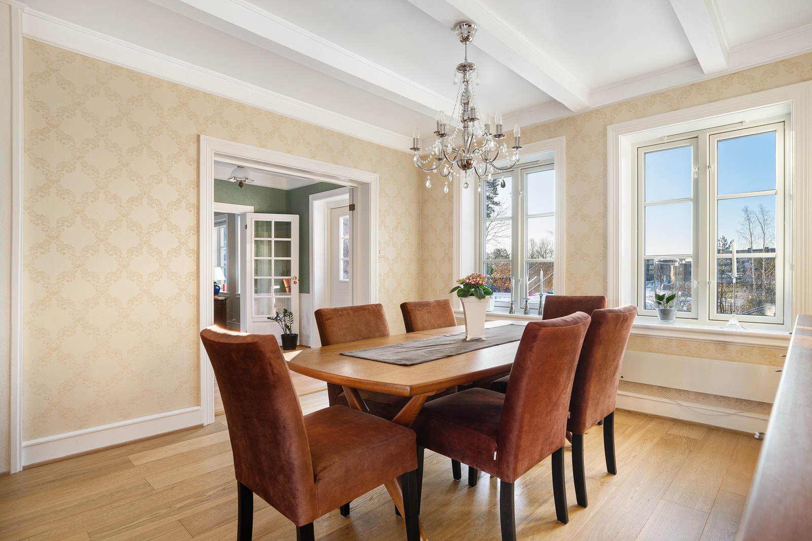 Lekker spisestue med god plass til en større sittegruppe. Her kan man invitere til hyggelig selskap. Galleribilde