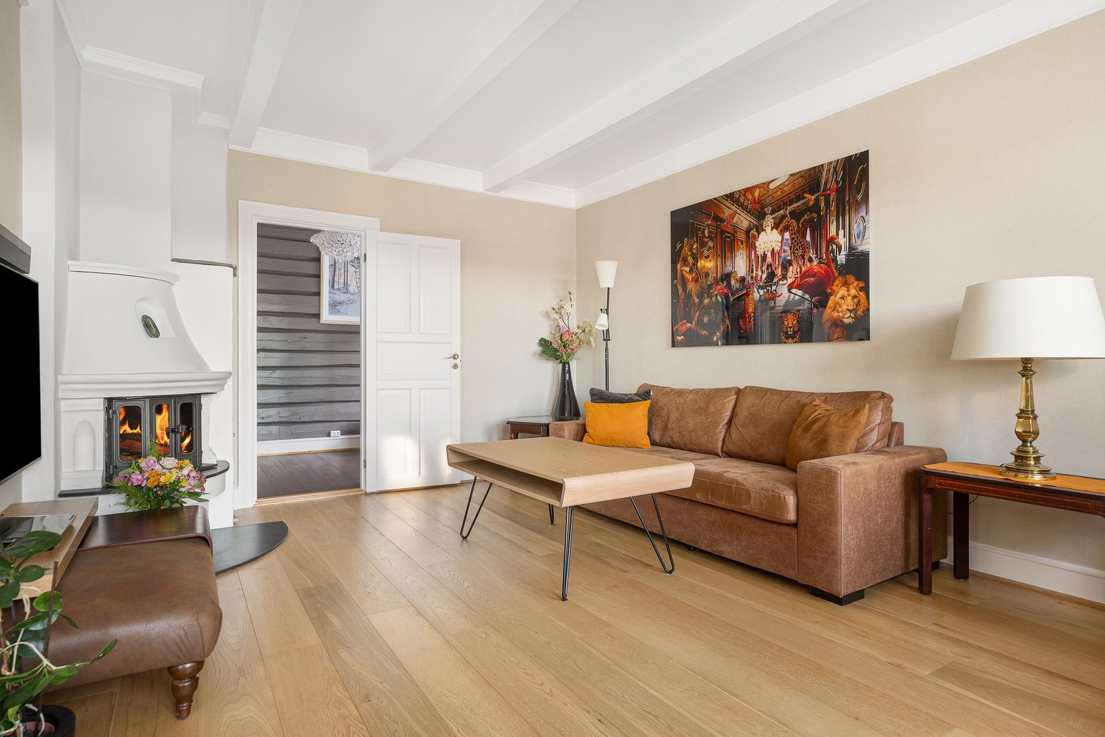 Stuen er romslig med god plass til sofagruppe, TV og annet møblement. Peisovnen gir ekstra hygge på mørke kvelder. Galleribilde