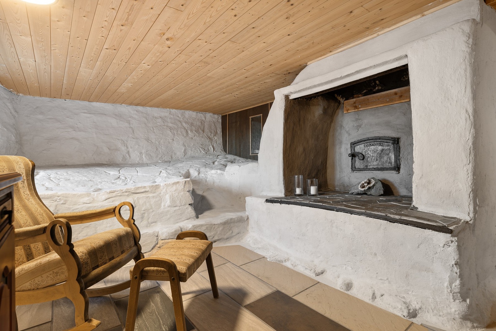 Hyggelig kjeller som tidligere har vært brukt som bryggerhus. I dag brukes rommene som kjellerstue og bod-areal. Galleribilde