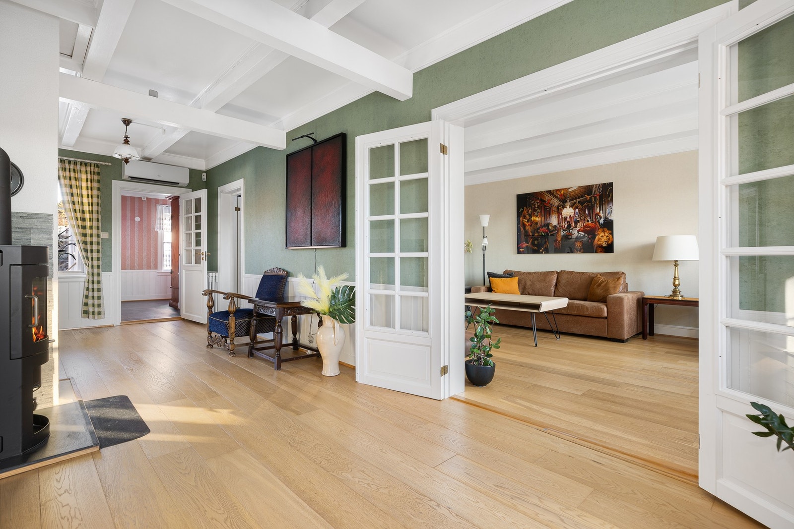 Boligen har klassiske detaljer som doble dører, god takhøyde og brystning på vegg. Galleribilde