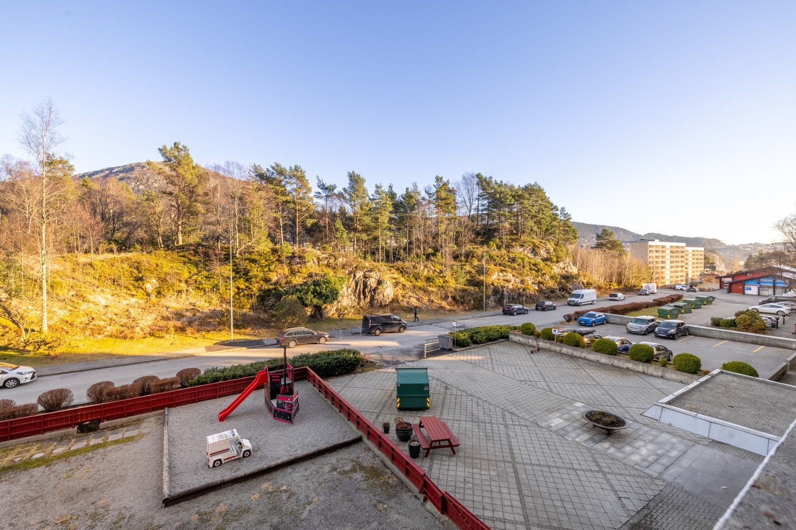 Lekeplass for barna finner du rett utenfor! Galleribilde
