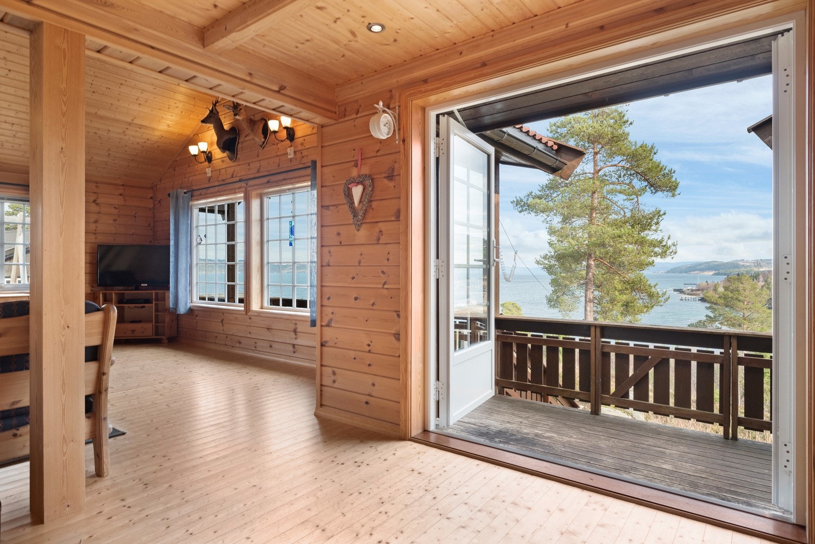 Mellom fløyene har man en stor dobbeltfløyet verandadør. Galleribilde