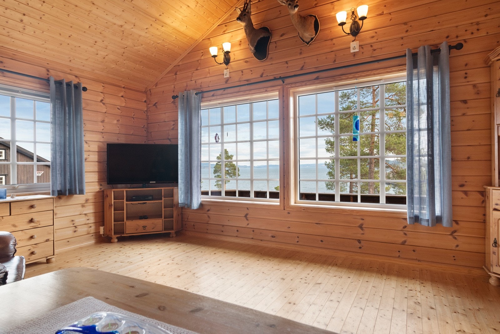 Selgerne har per i dag benyttet seg av bredbånd fra Telenor. Det er lagt opp fiberlinje langs veien, men er ikke koblet på hytta pt. Galleribilde