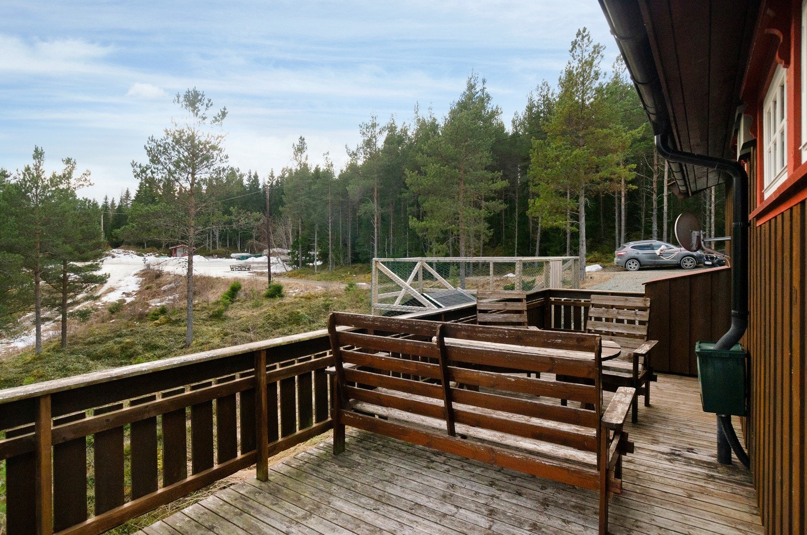 Verandaen strekker seg rundt 3 sider av hytta, så man får utnyttet solforholdene maksimalt. Galleribilde