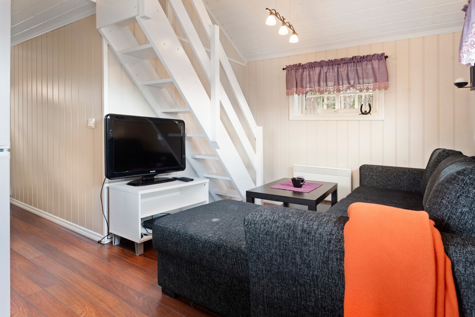 Stua er i dag innredet med sovesofa. Møblement som står kan ved ønske stå igjen etter overtagelse. Galleribilde