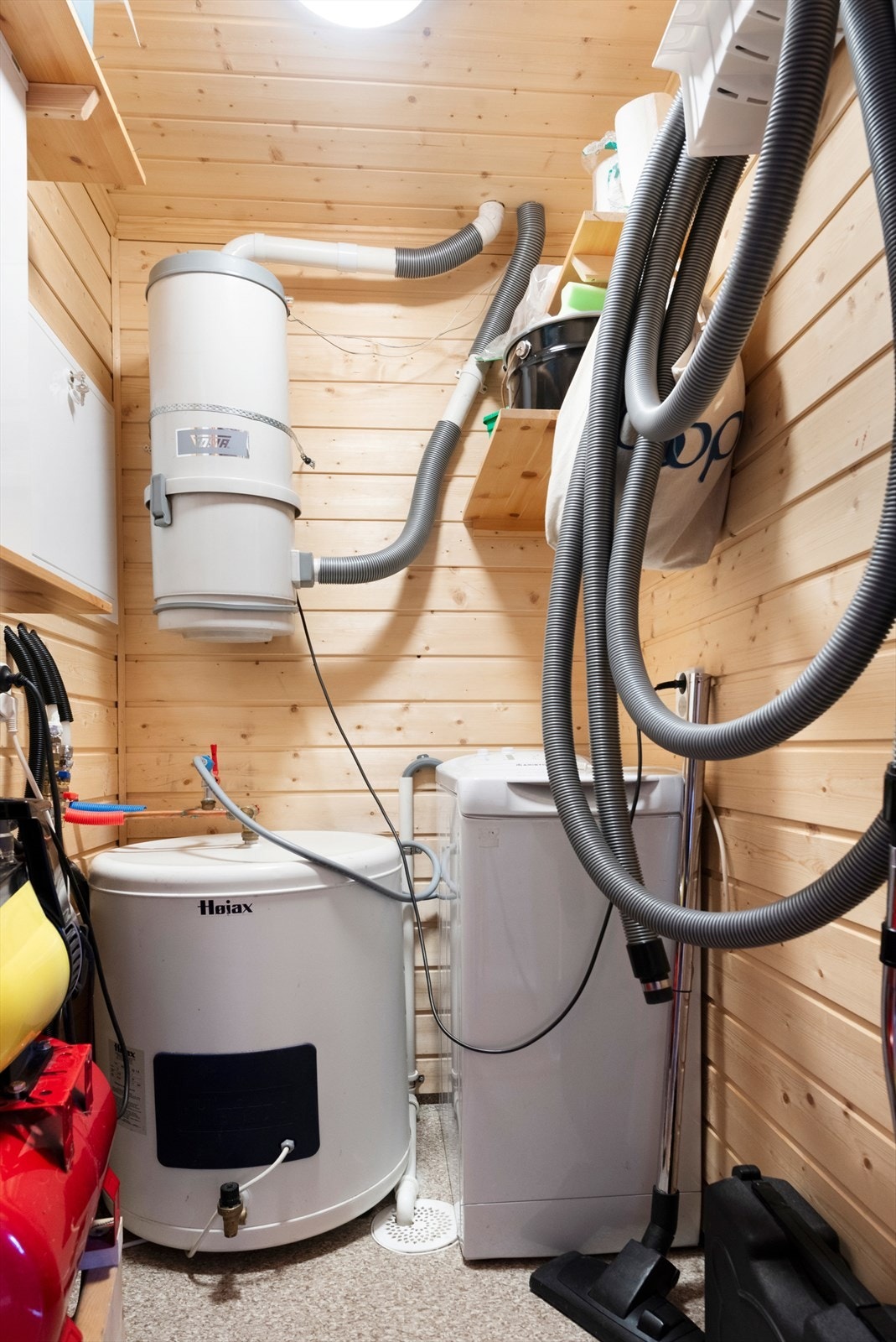 Teknisk rom/bod ved toalettrom. Her har man sentralstøvsuger, varmtvannsbereder, fryser og el-skap. Galleribilde