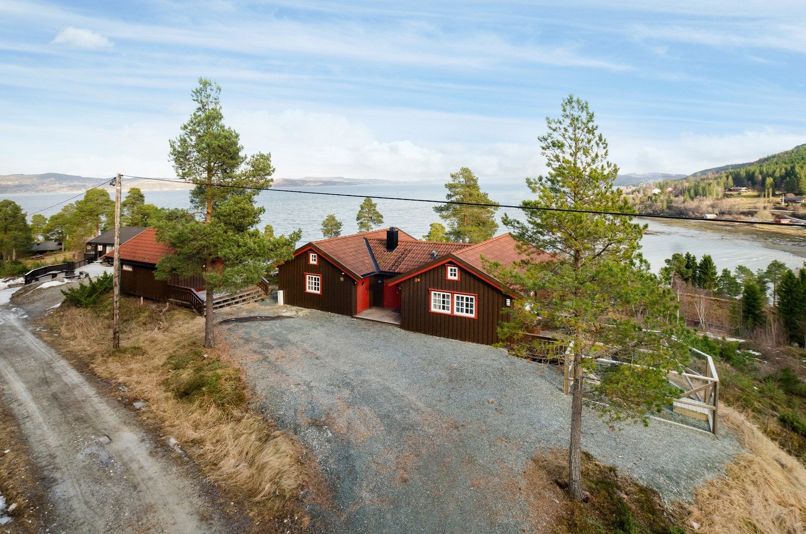 Bra med plass til parkering når storfamilien drar til hytta. Over veien er det anlagt en snuplass for bilene. Galleribilde