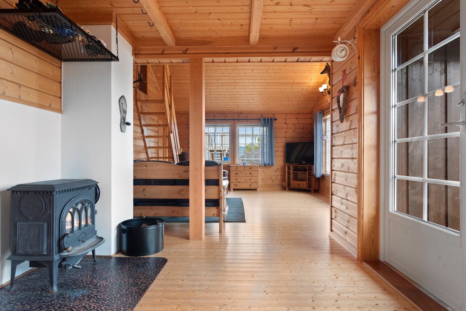 Til oppvarming av hytta benyttes det vedfyring og panelovner. Galleribilde