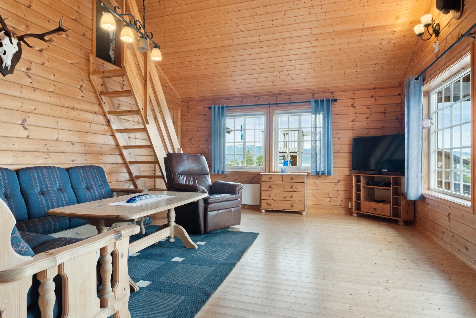 Alle møbler og hvitevarer medfølger i handelen, bortsett fra et par ting som er listet opp i pkt. innbo og løsøre i salgsoppgaven. Galleribilde