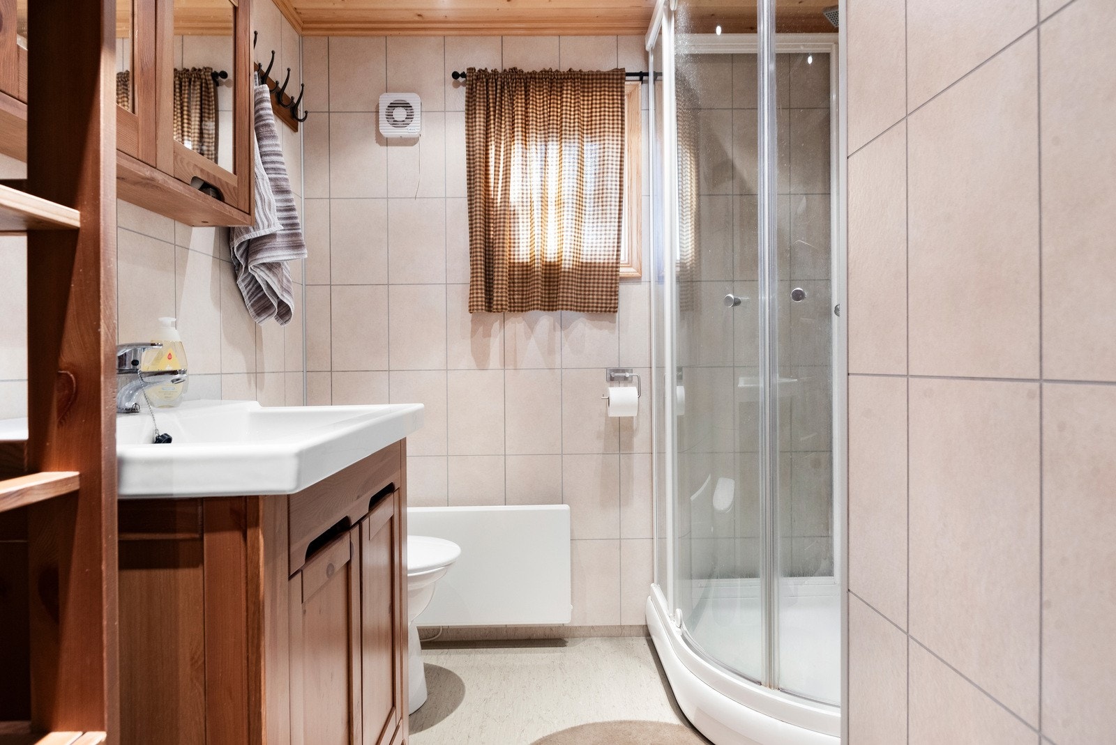 Flott bad fra byggeåret. Det er privat kloakk via septiktank (2021) og vann fra tank i krypkjeller. Denne har et rensesystem og rommer 2000l. Galleribilde