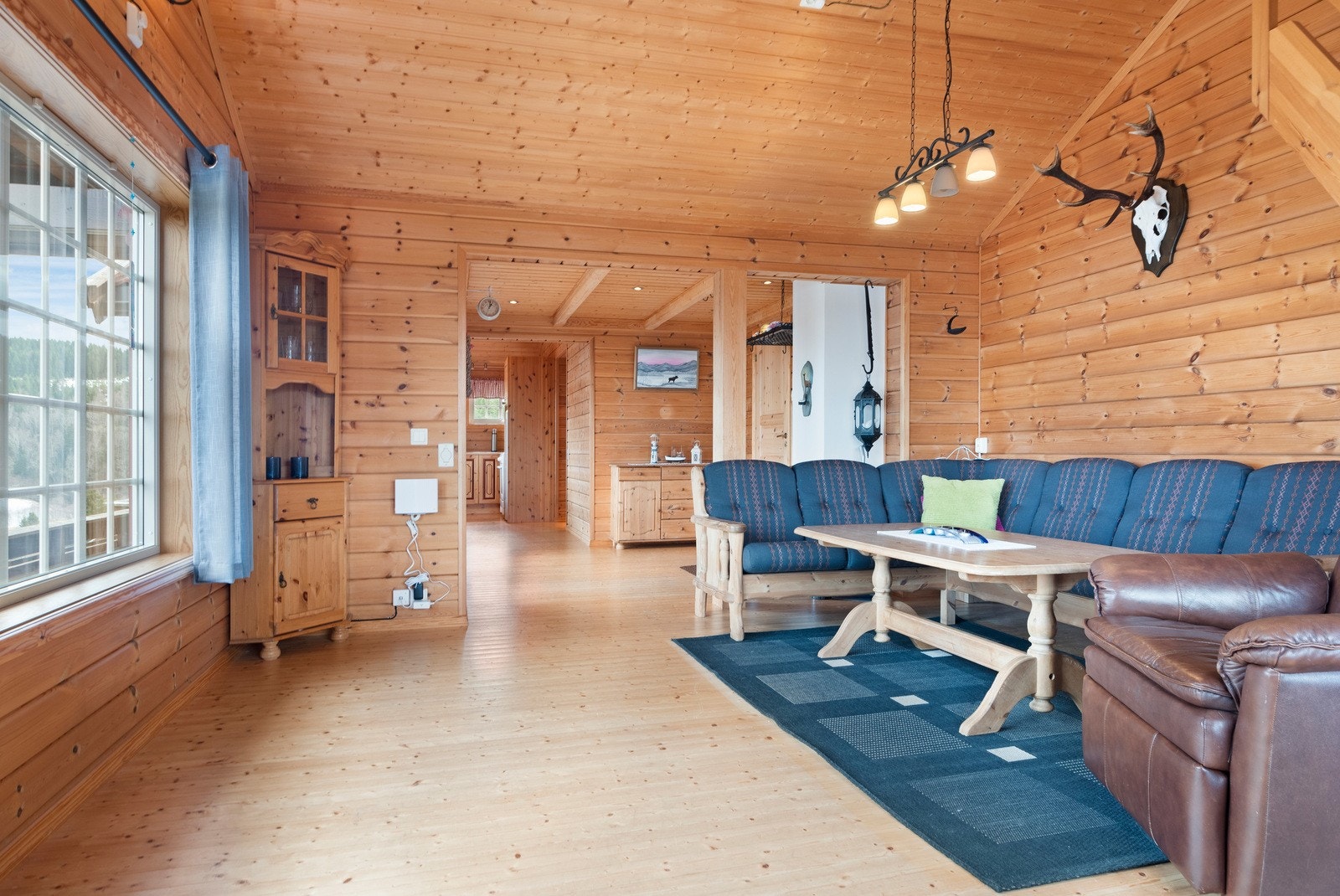 Man ønskes velkommen inn til en stor åpen løsning mellom stue- og kjøkkendelen. Det er mye vindu som slipper inn godt med naturlig lys og med en nydelig utsikt ut mot fjorden. Galleribilde