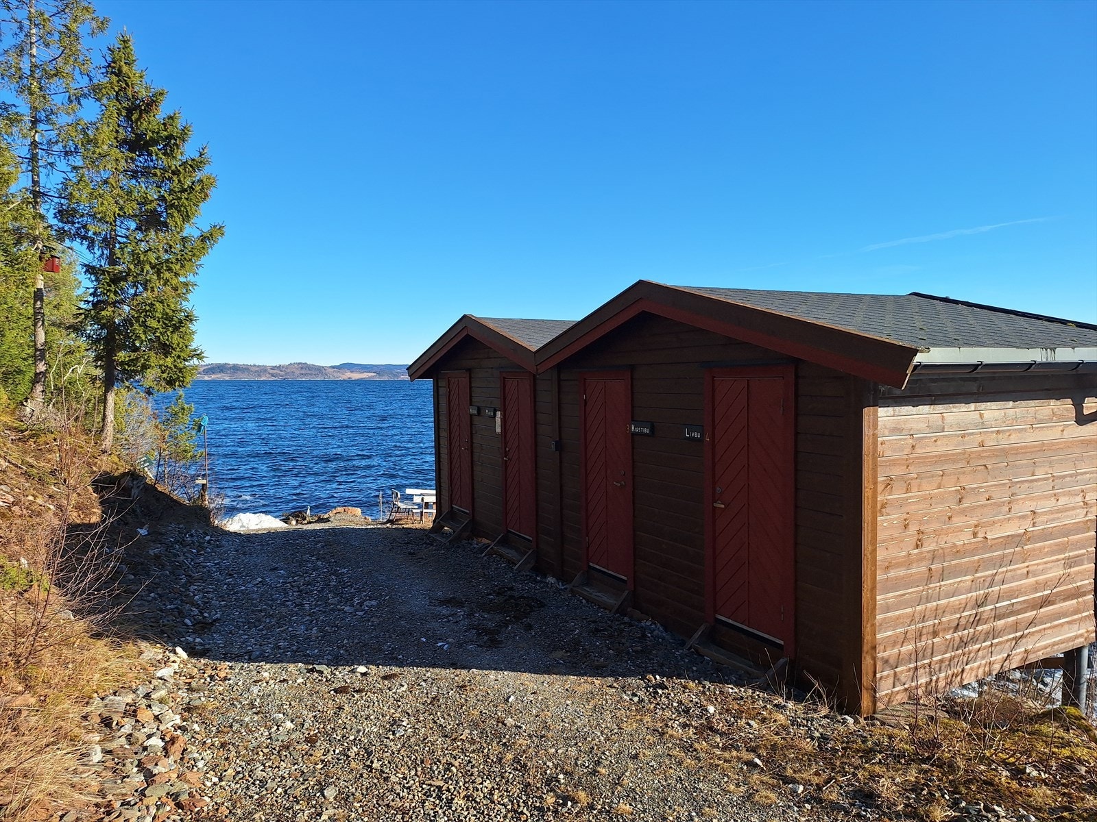 Ved vannet nedenfor hytta følger det med en båtbod (ytterste venstre) like ved båtrampa. Galleribilde