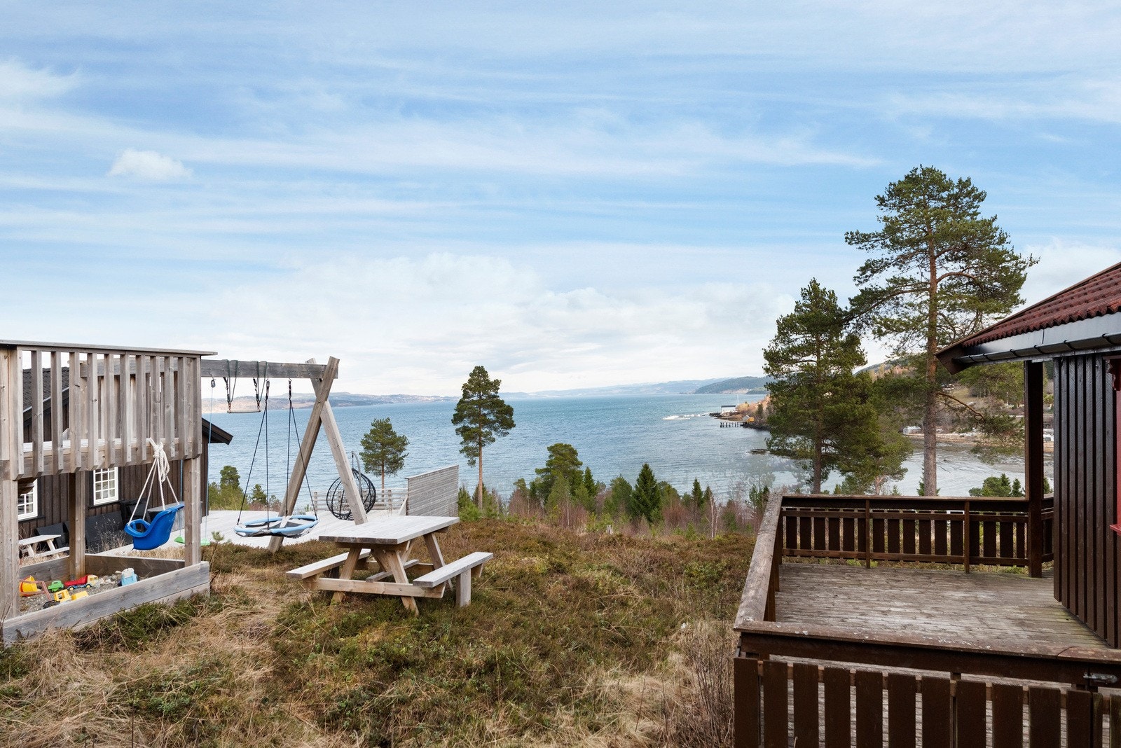 Det er etablert lekestativ for de yngre sammmen med nabohytta. Muntlig avtale om felles bruksrett på denne. Galleribilde