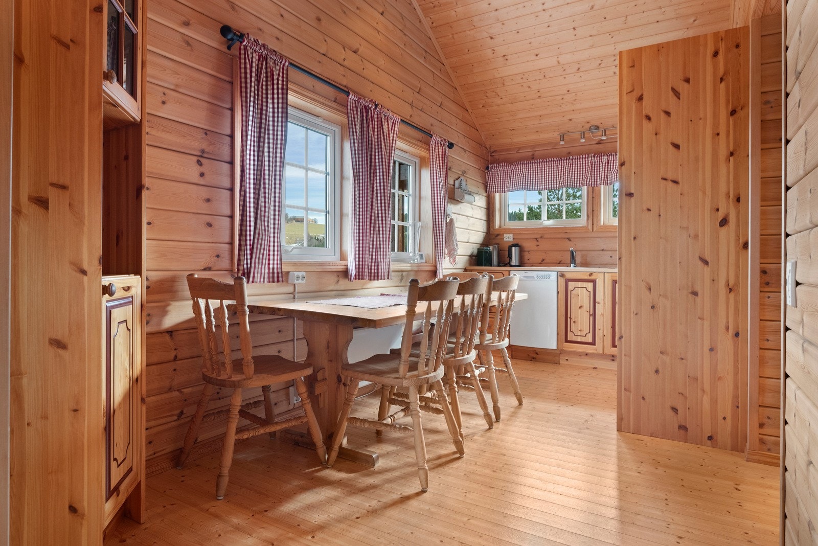 I den andre fløyen har man kjøkkenet som er fra byggeår (2007). Galleribilde