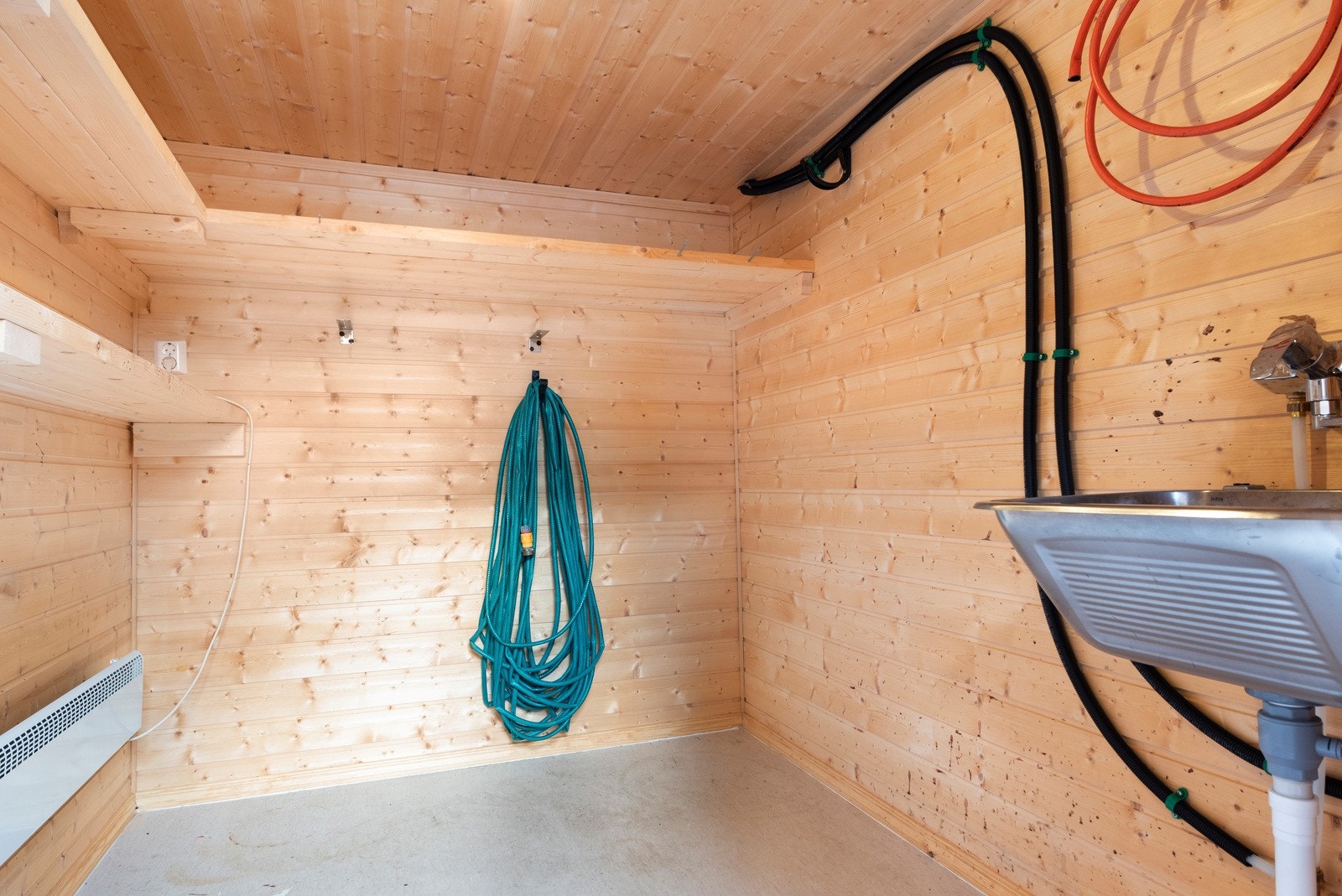 Ene delen av annekset er benyttet som en slaktebod med utslagsvask. Rommet er helisolert. Galleribilde