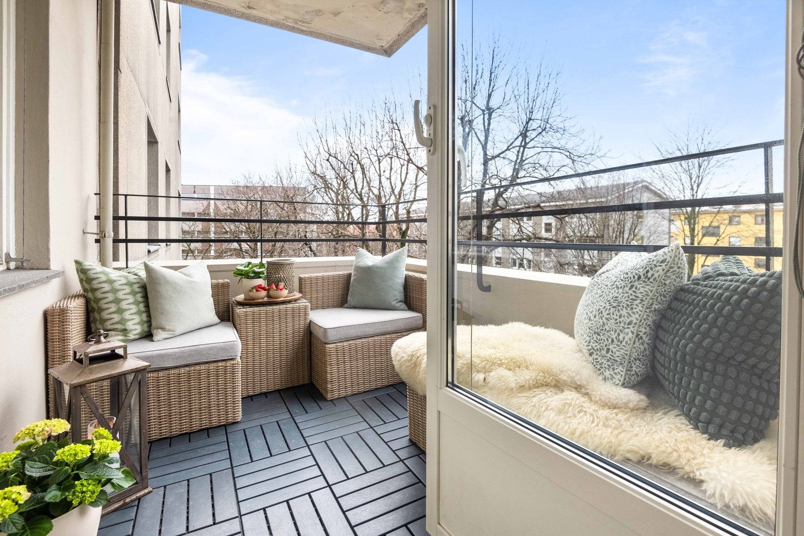 På balkongen kan man nyte varme dager og utsikten over området. Galleribilde