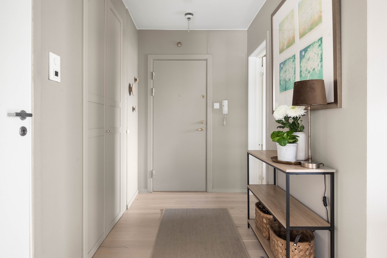 Innbydende og romslig entré med garderobeskap der en har opplegg for vaskemaskin. Galleribilde