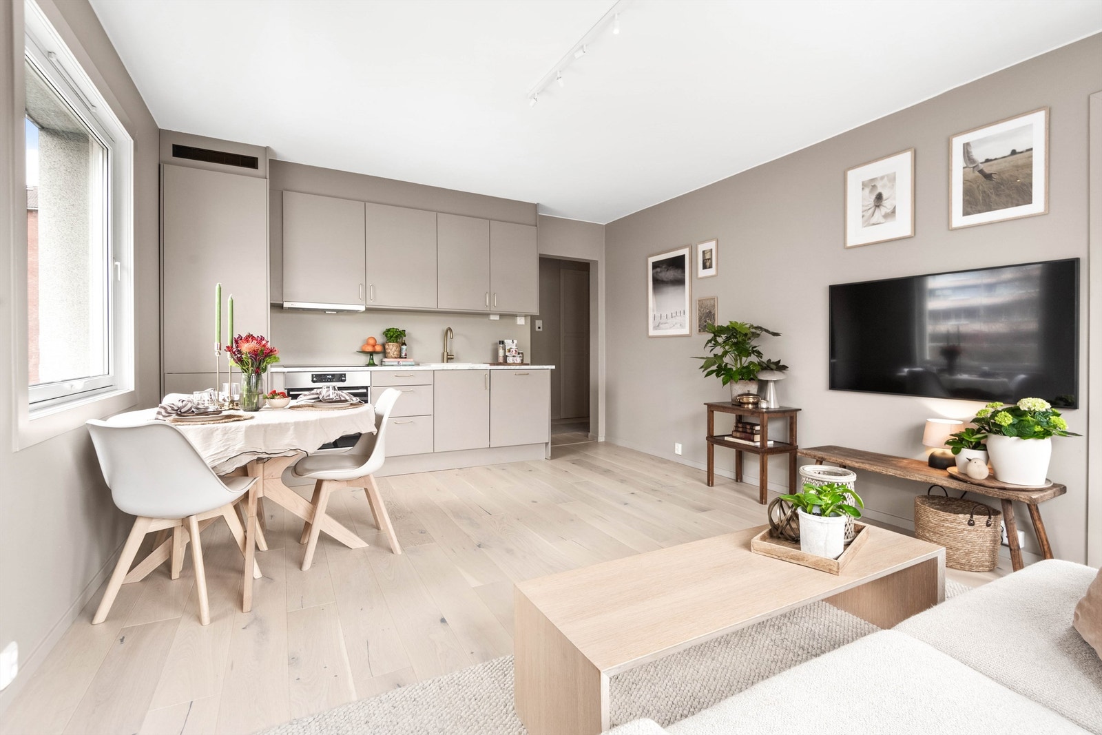 Stuen er romslig med god planløsning og kan enkelt innredes med en hyggelig sofagruppe med tilhørende sofabord og annet ønskelig stuemøblement. Galleribilde