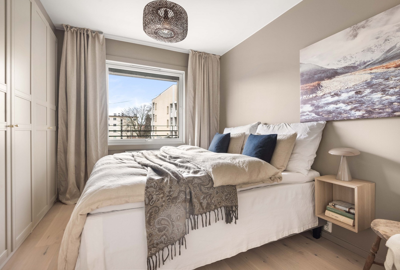 Hovedsoverommet er av god størrelse med plass til dobbeltseng, nattbord og ulike garderobeløsninger til klær og tilbehør. Galleribilde