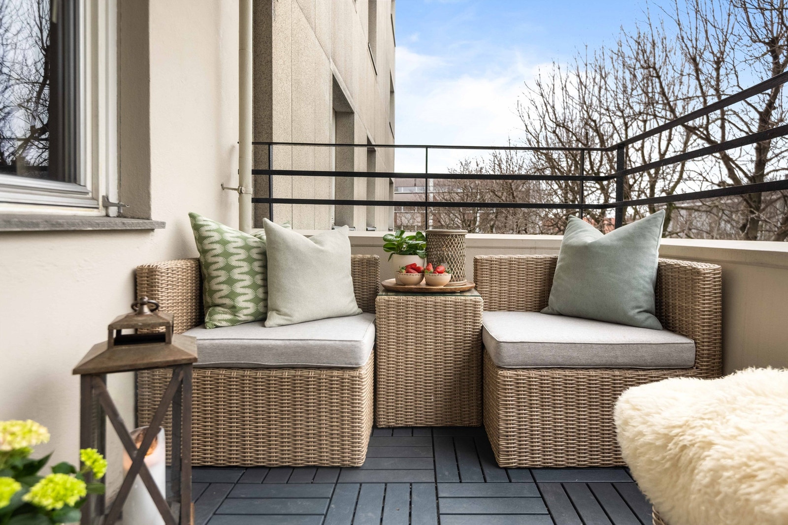 Det er plass til noe møblering som gjør balkongen til et hyggelig sted å være. Galleribilde