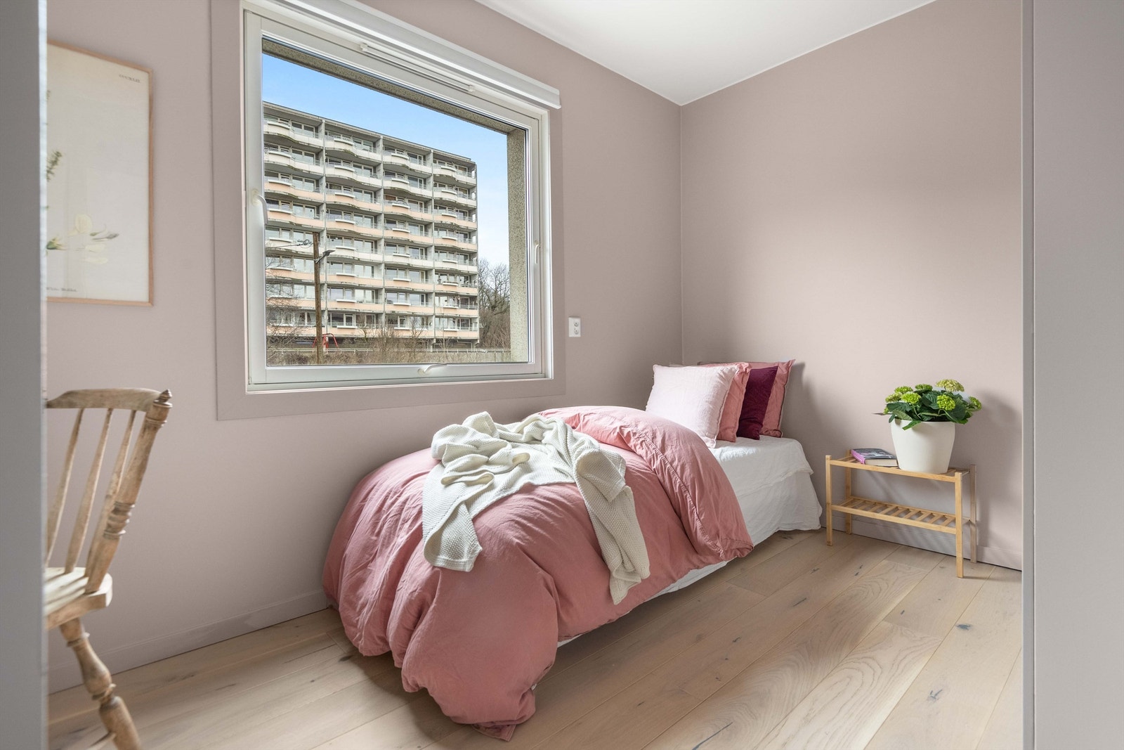 Soverom 2 kan fint brukes som et barnerom, gjesterom eller kontor. Alt etter ønske! Galleribilde