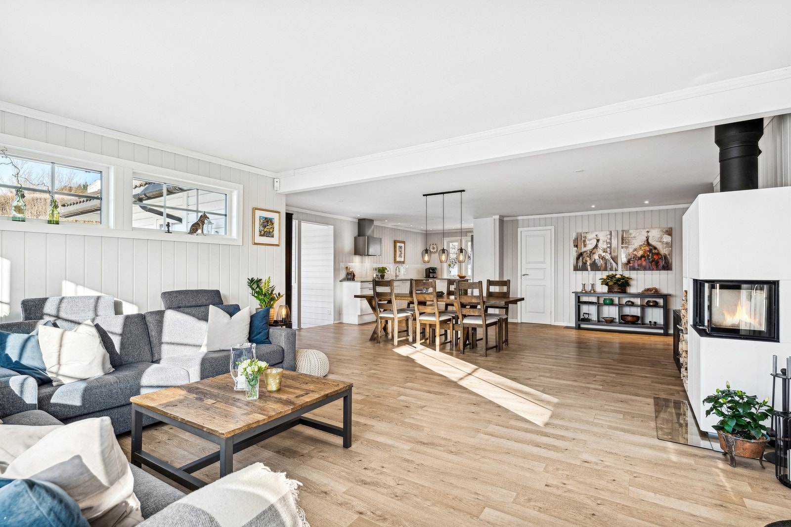 Stuen er romslig! Her har du god plass til sofagruppe, spisestue og annet møblement. Galleribilde