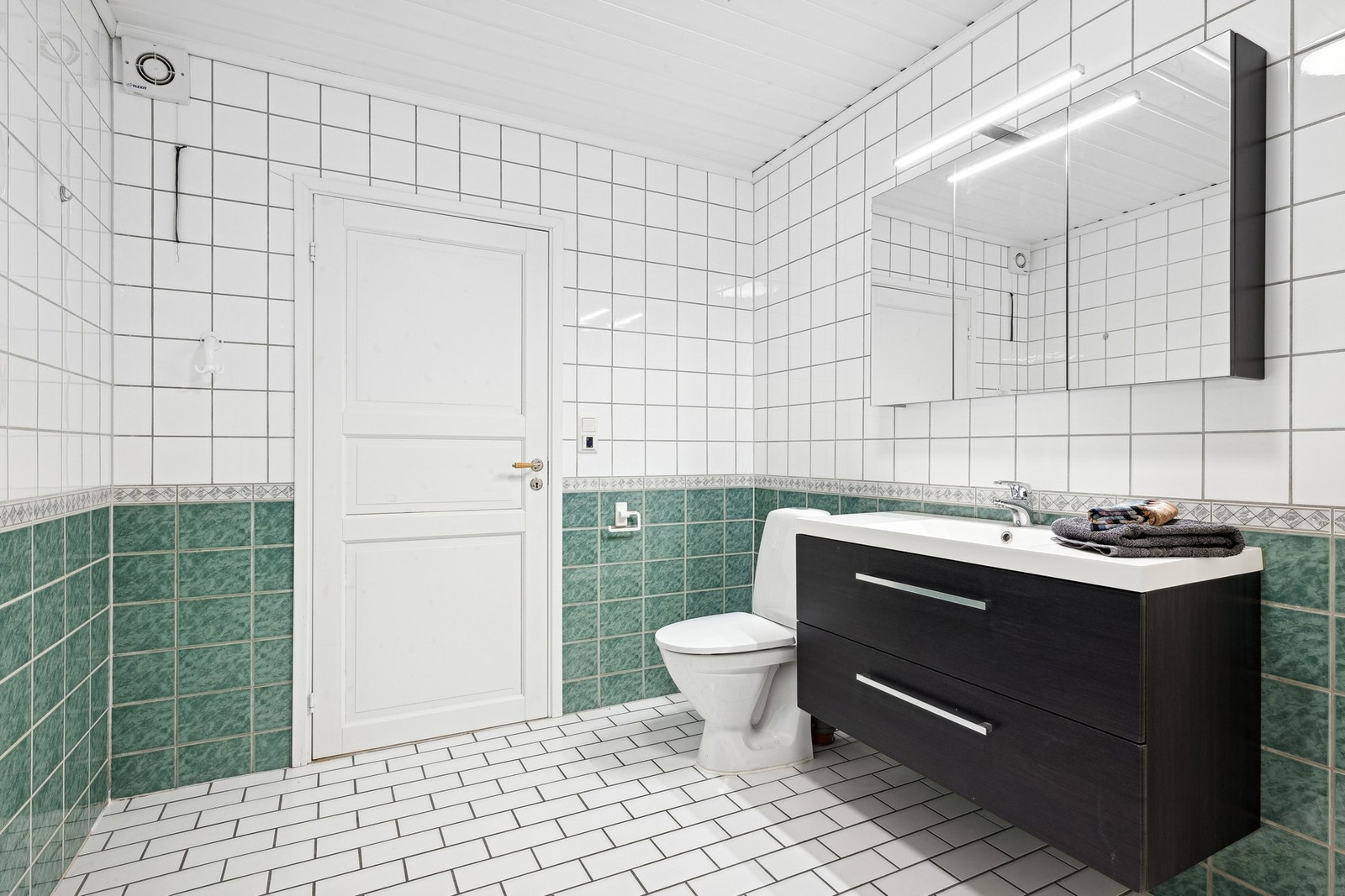 Utstyrt med servantinnredning, toalett, dusjkabinett og opplegg for vaskemaskin. Galleribilde