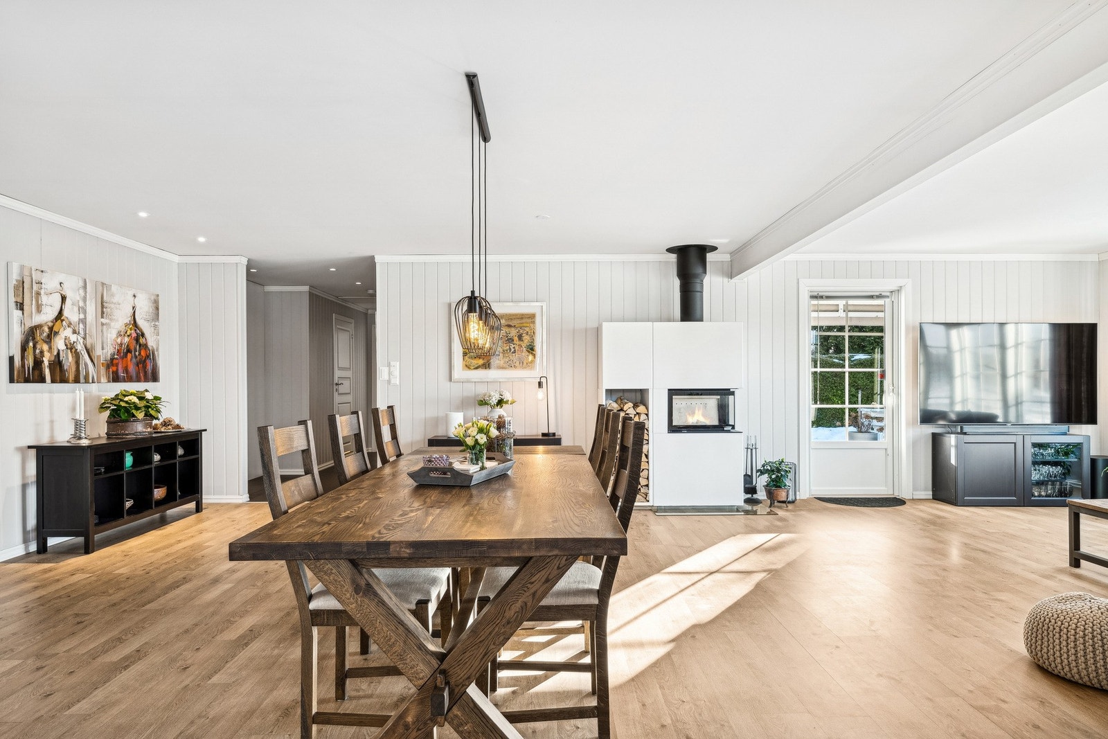 Spisestuen ligger i tilknytning kjøkkenet. Her kan du samle familie og venner over for et lystig lag. Galleribilde