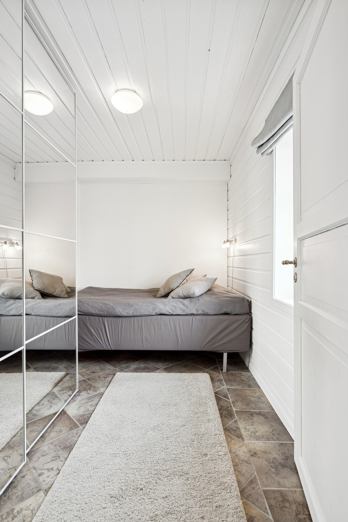 I leiligheten finner du et soverom med fin plass til seng. Galleribilde