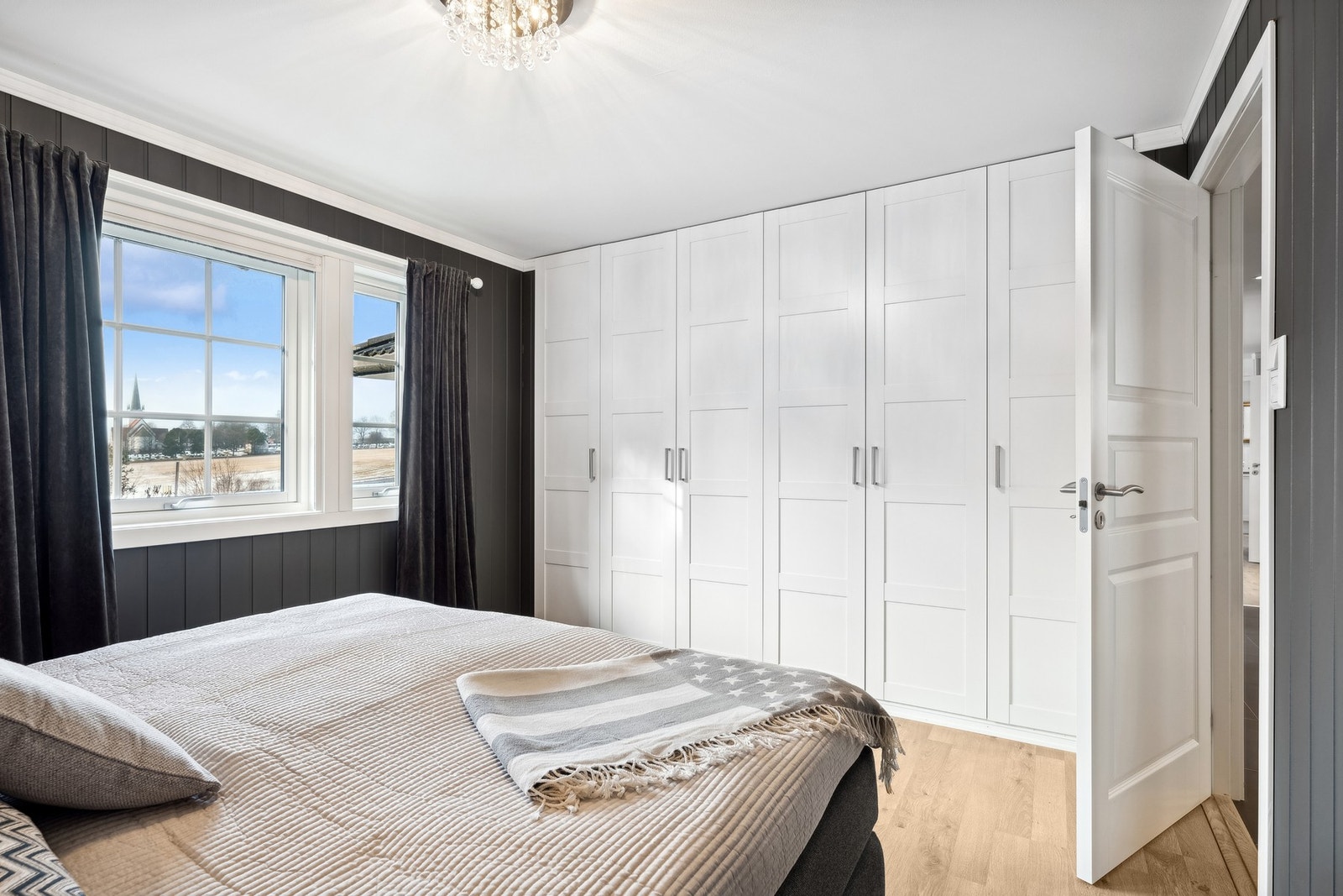 Garderobe på en hel vegg her. Galleribilde